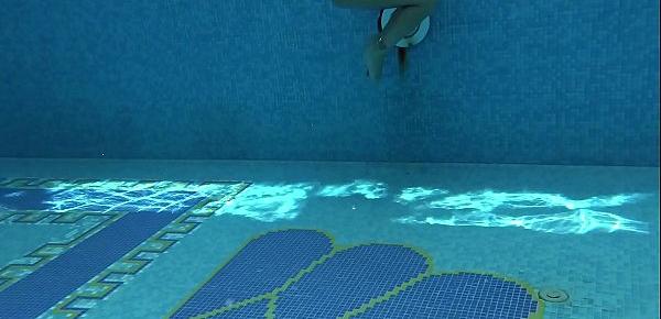  Tiffany Tatum strips naked underwater